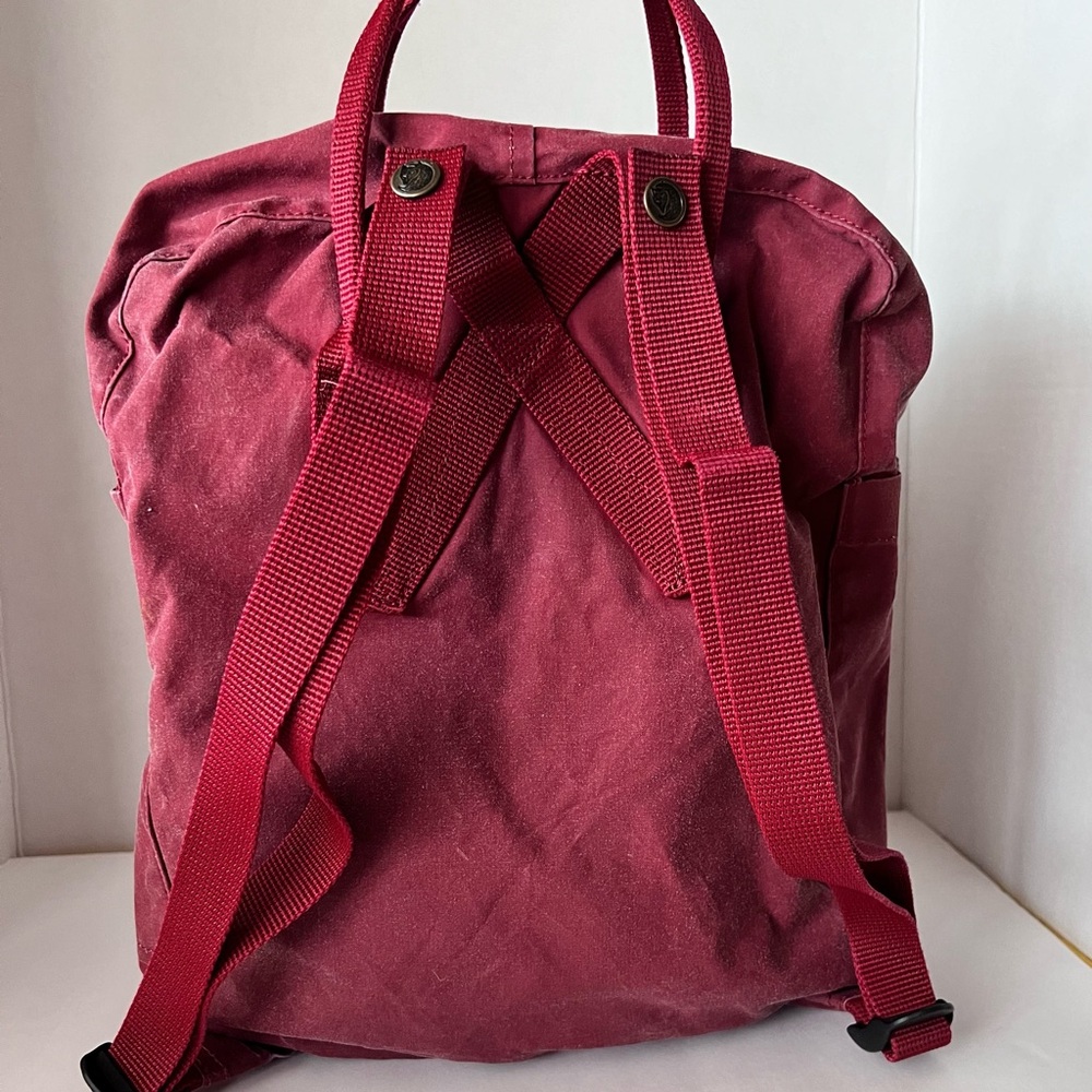 Fjallraven Kanken Classic Backpack - Picture 5 of 11
